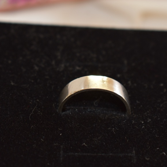 SOLD - Mejuri Rectangular Signet Ring - Picture 4 of 13